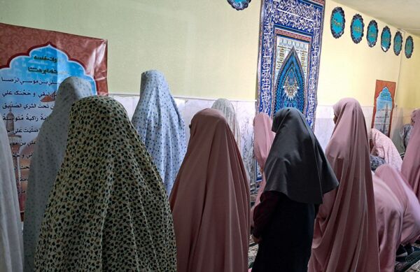 شرکت دانش‌آموزان مدرسه حضرت زینب(س) در نماز جماعت