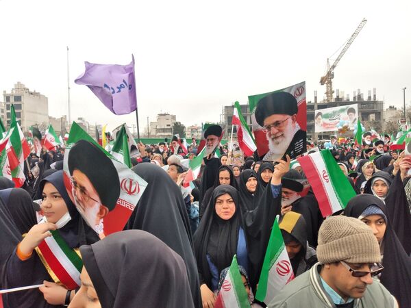 حضور دانش‌آموزان مدرسه شاهد ارض اقدس ناحیه ۳ در راهپیمایی ۲۲ بهمن