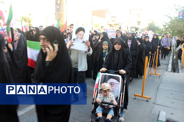 جلوه‌های حماسی از حضور نوجوانان قمی در مراسم تشییع شهدا 