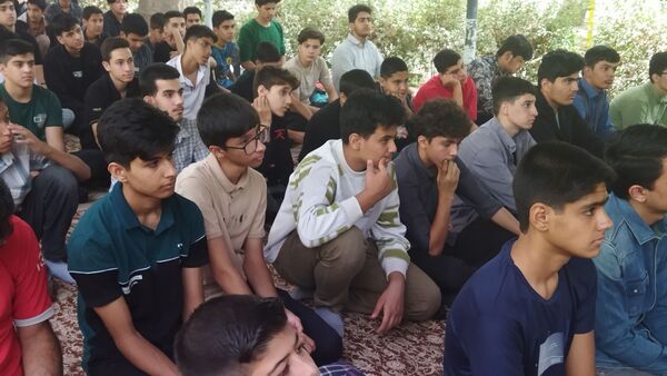 اولین نماز جماعت پایه دهمی ها همراه با کادر دبیرستان شاهد ابوذر غفاری 