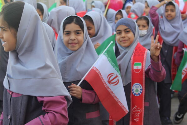 حضور پرشور تشکل های دانش آموزی در راهپیمایی ۱۳ آبان