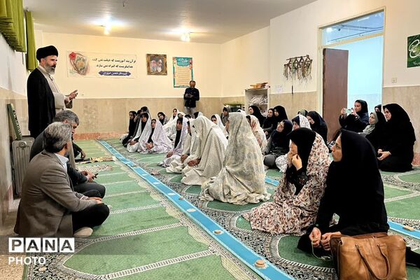 اقامه نماز جماعت ظهر در جمع دانش‌آموزان مدرسه شمس تبریزی