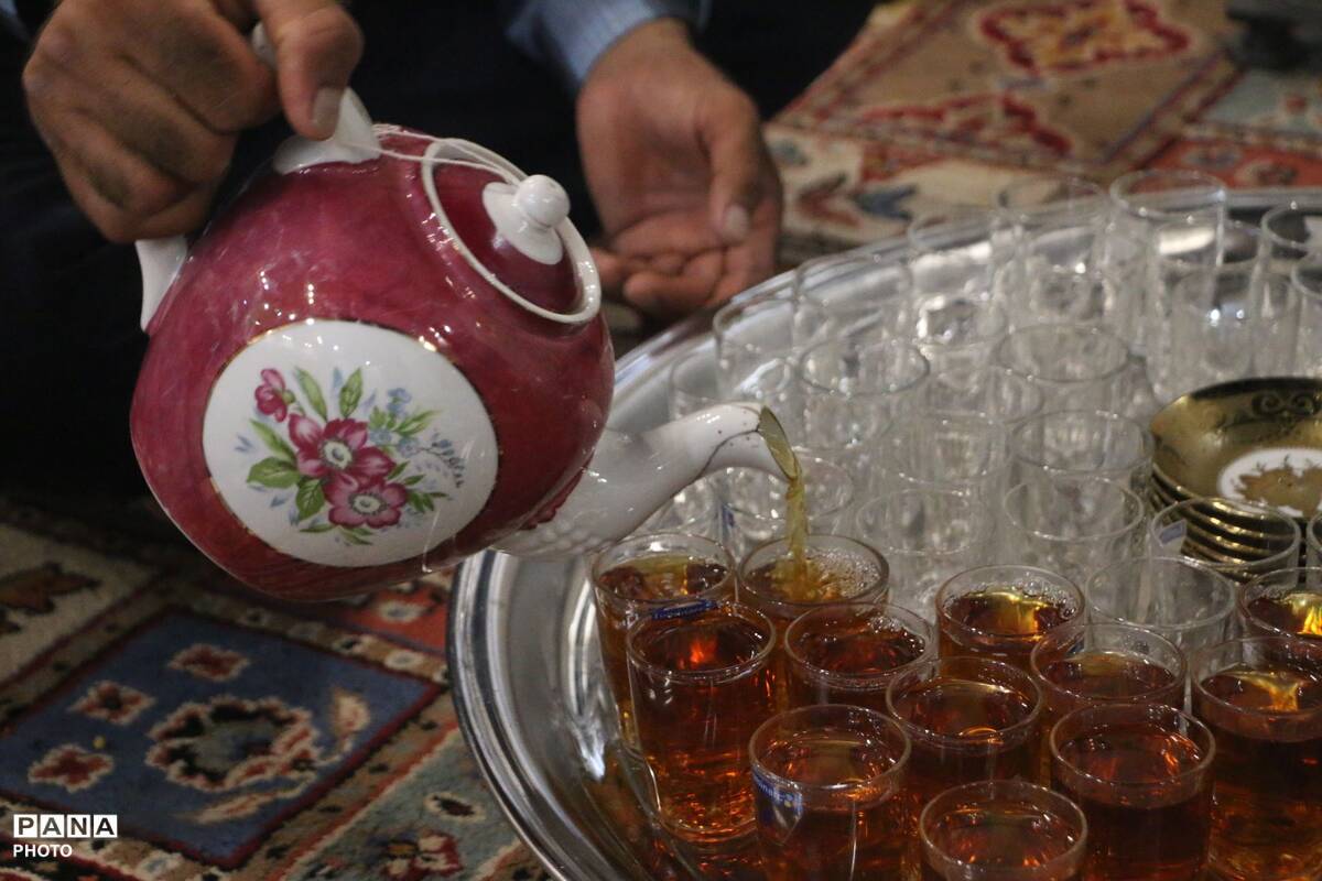 روضه‌خوانی کنار ریل قطار یزد؛ آیینی متفاوت در مسیر عبور شهروندان