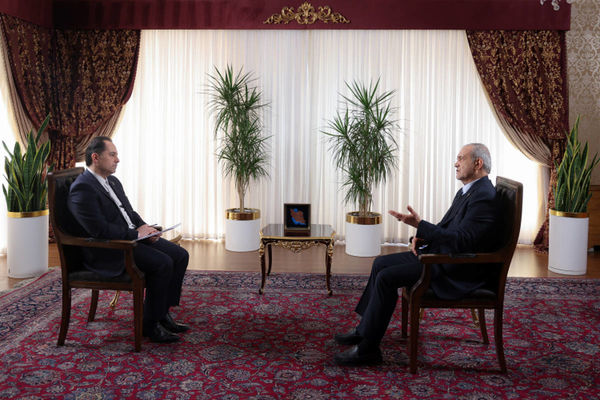 برای حل مشکلات معترضان تلاش می‌کنیم/ دشمن، تروریست‌های آموزش‌دیده را وارد کشور کرده است