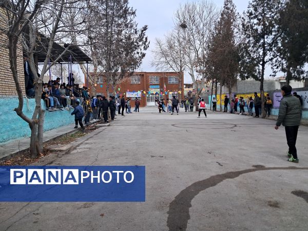 برگزاری مسابقه فوتبال گل کوچک درون مدرسه‌ای به‌مناسبت دهه فجر دبیرستان  پژوهش آشخانه 