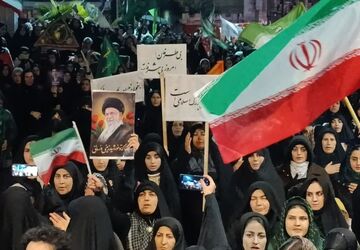 حضور مردم حماسه ساز کوهدشت در زیر بارش شدید باران