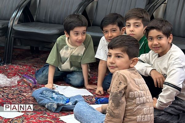 حضور دانش‌آموزان دبستان شهید قلنبر ناحیه دو شهرری در کلاس‌های رفع اشکال حسینیه اردستانی‌ها