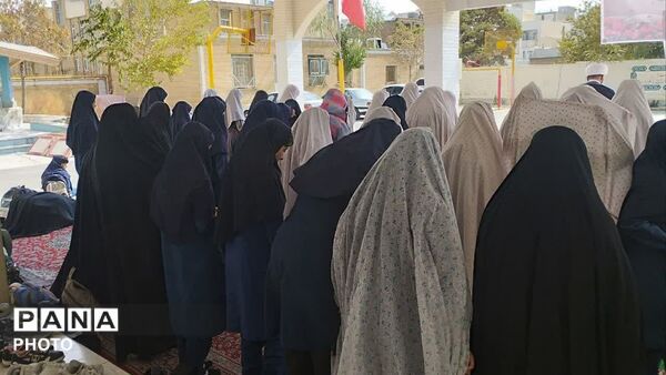 برگزاری باشکوه نماز جماعت در دبیرستان دخترانه کوثر