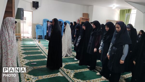 اولین نماز جماعت در روز اول مدرسه دخترانه امام حسین (ع) نیشابور 