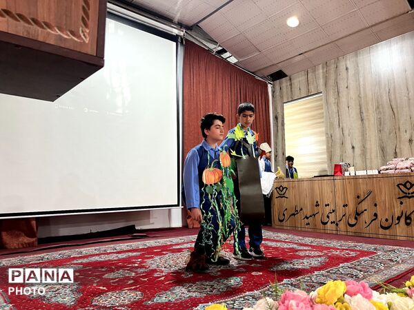 تجلیل از برگزیدگان تئاتر درسی و خبرنگاران پانا در ساوجبلاغ 