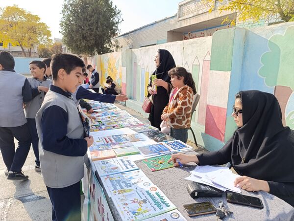 برگزاری نمایشگاه کتاب در دبستان معلم دو آشخانه 