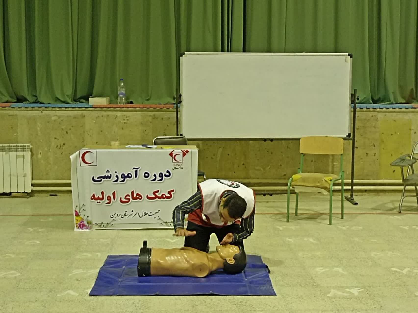 برگزاری دوره کمک‌های اولیه در خانه هلال شهر فرادنبه شهرستان بروجن 