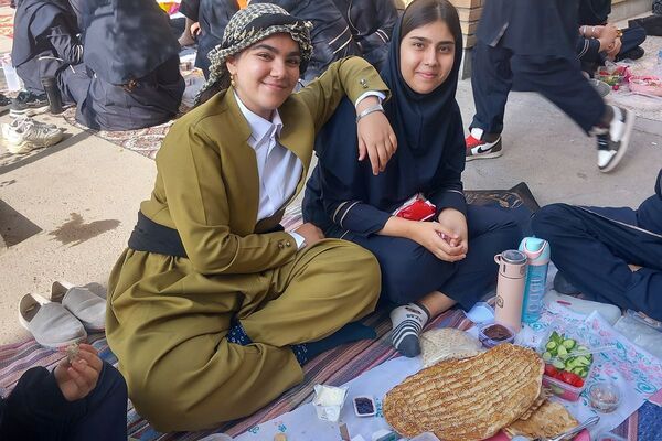 صبحی سالم در دبیرستان دخترانه فرهنگ قرچک