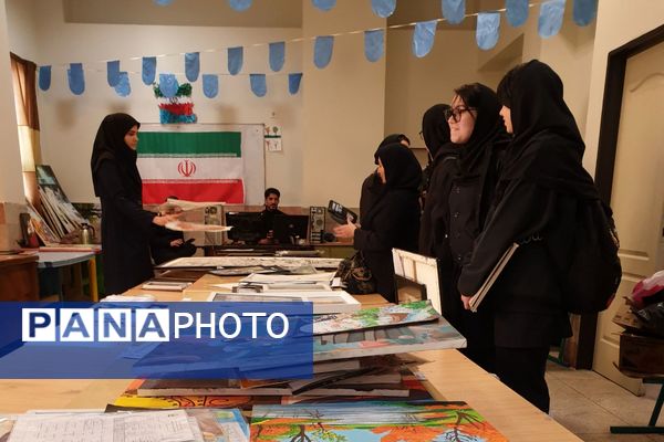 بازدید رئیس آموزش و پرورش شهرستان قدس از داوری آثار جشنواره فرهنگی هنری فردا و پرسش مهر