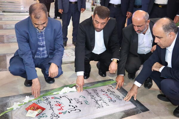 عطر افشانی مزار مطهر شهدای فرهنگی و دانش‌آموز شهرستان بوشهر  