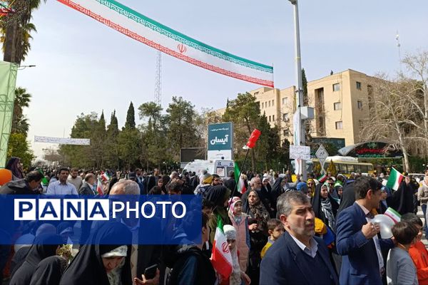 ۲۲ بهمن روز همبستگی و حضور مردم است