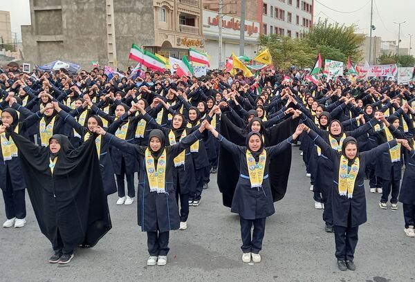 حضور دانش‌آموزان ملاردی در راهپیمایی روز سیزده آبان 