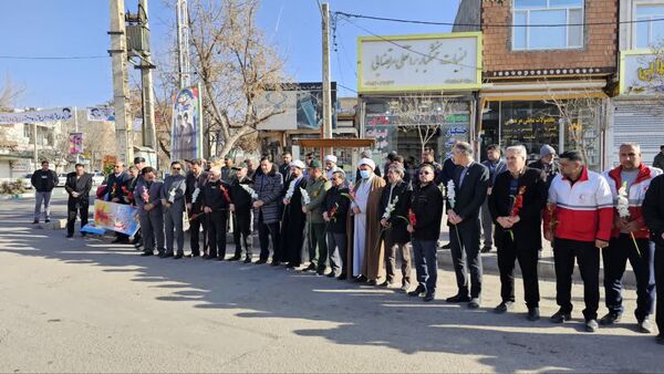 گلباران تمثال مبارک حضرت امام خمینی (ره) در سالروز ورود تاریخی و آغاز دهه فجر انقلاب اسلامی ایران 