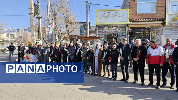 گلباران تمثال مبارک حضرت امام خمینی (ره) در سالروز ورود تاریخی و آغاز دهه فجر انقلاب اسلامی ایران 