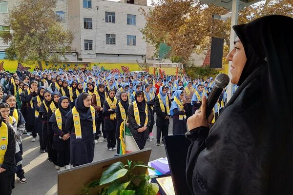 برگزاری همایش وطن‌یار در توحید یک؛ ادای احترام دانش‌آموزان به شهدای جنگ ۱۲روزه با حضور مادر «پسر آسمانی» عرشیان افشارمند در شهرستان قدس