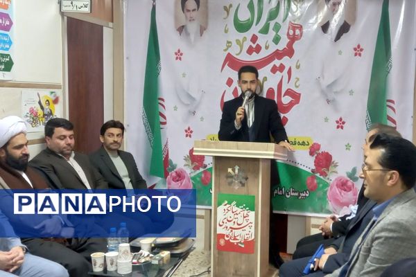 بیعت نوجوانان مدرسهٔ امام خمینی (ره) قرچک با آرمان‌های امام راحل در چهل و هفتمین جشن پیروزی انقلاب 