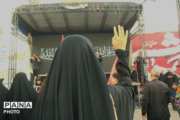 ورامین بار دیگر در سوگ اسارت؛ کاروان نمادین کربلا در خیابان‌های ورامین به حرکت درآمد