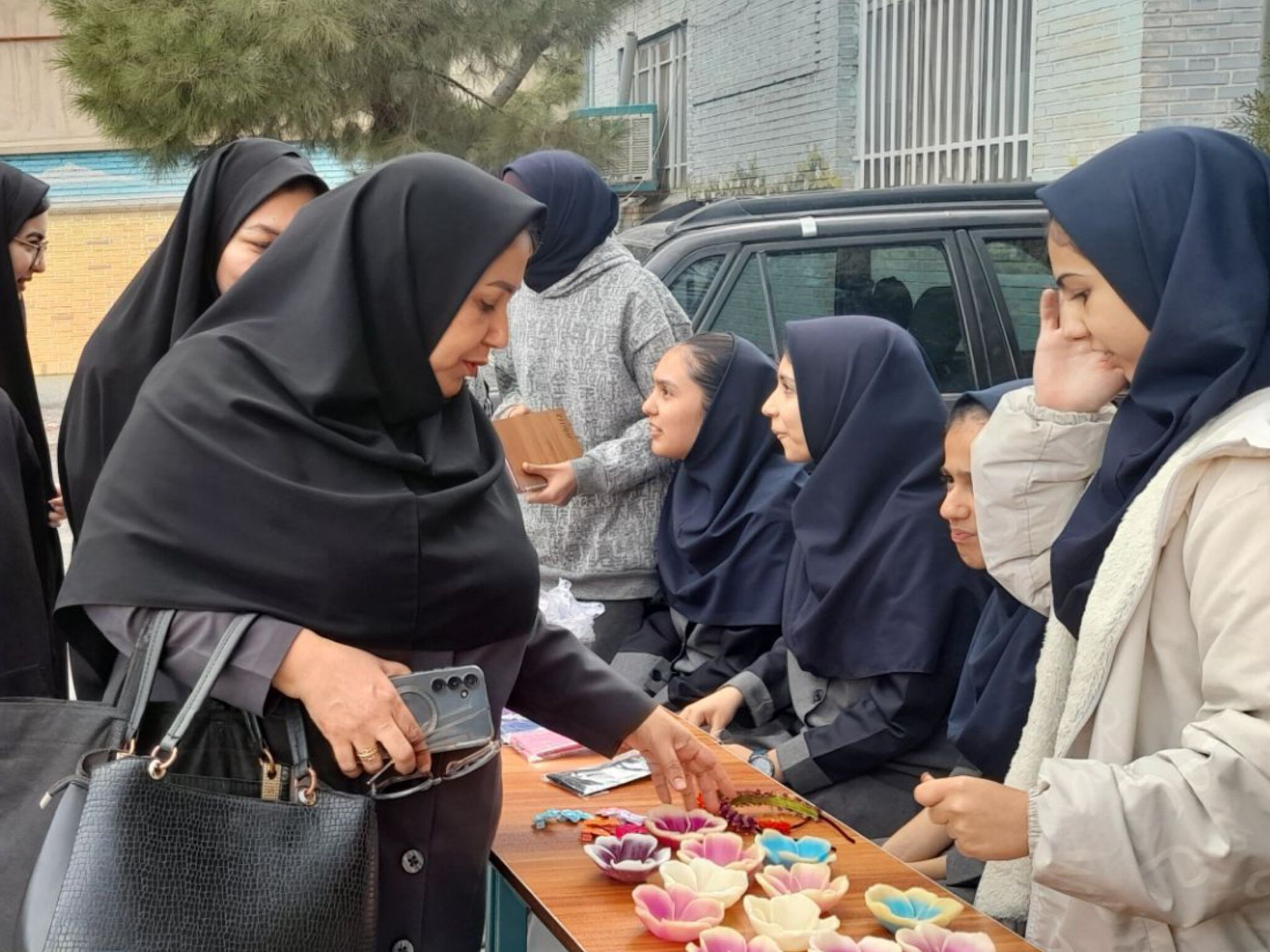 بازارچه و نمایشگاه کسب و کار دانش آموزی در دبیرستان امجدی۲