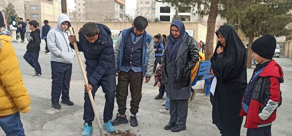مشارکت دانش‌آموزان در فعالیت درختکاری دبستان شهدای گمنام۲
