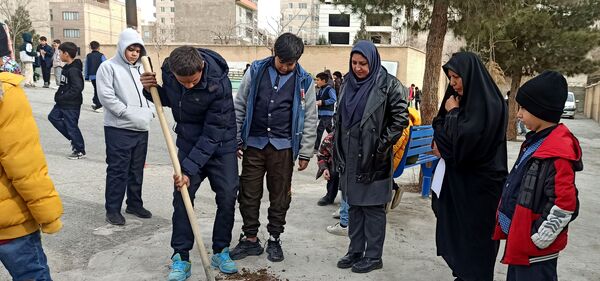 مشارکت دانش‌آموزان در فعالیت درختکاری دبستان شهدای گمنام۲