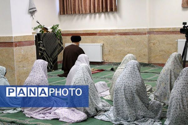 اقامه نماز جماعت در دبیرستان هجرانی پردیس به امامت امام جمعه شهرستان