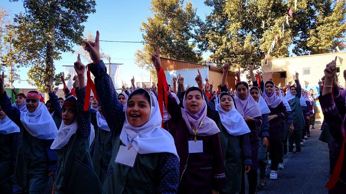 شور میهنی در صف دانش‌آموزان نظرآباد
