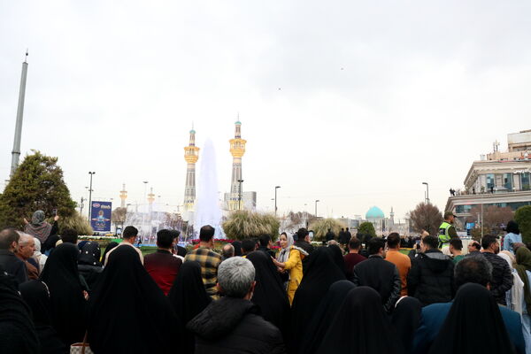 لحظه تحویل سال نو در کنار بارگاه ملکوتی امام رضا (ع)