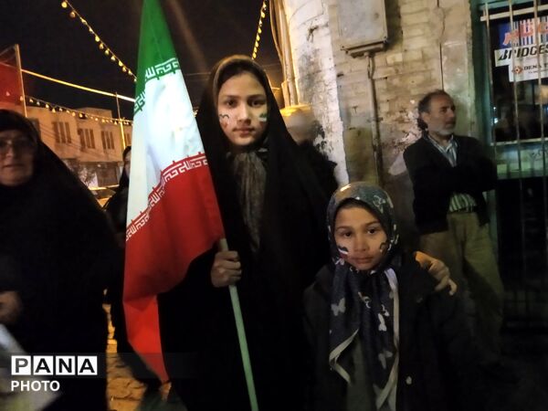 دهه نودی ها صحنه اجتماعات را زیباتر کردند