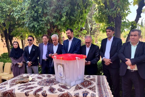 حضور پرشور مردم شیرازدرشعبه اخذ رأی حافظیه 