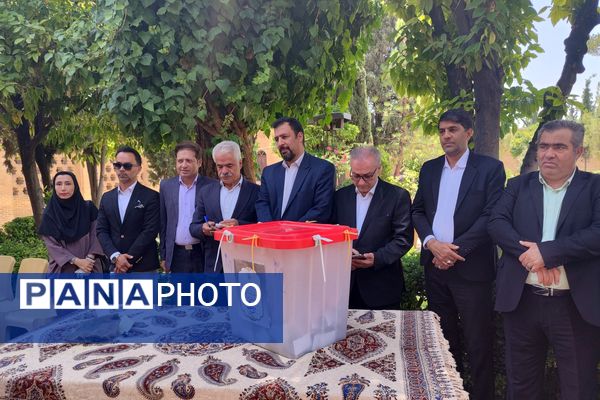 حضور پرشور مردم شیرازدرشعبه اخذ رأی حافظیه 