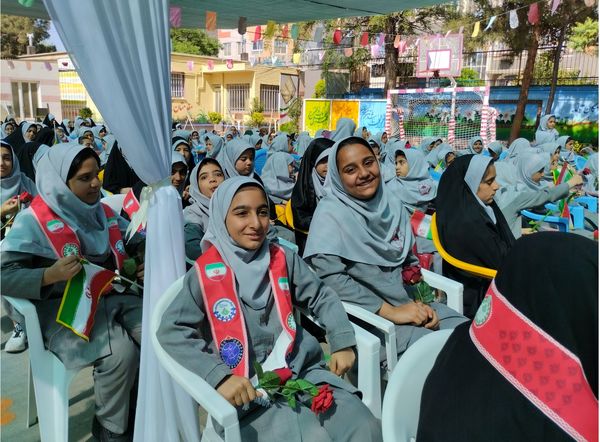 به صدا درآوردن زنگ سپاس‌ معلم در مدرسه شاهد شهید ناصری