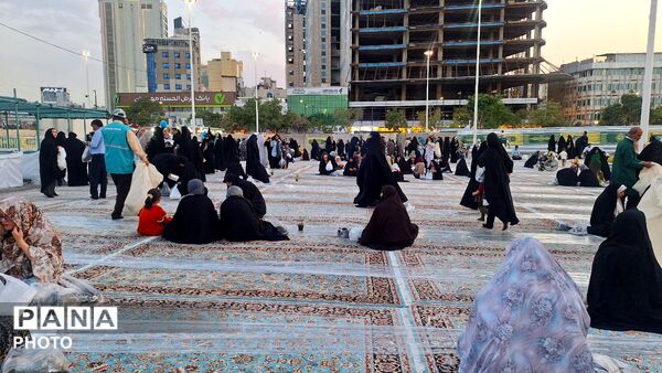 «سفره پدری» در حرم امام رضا (ع) پهن شد