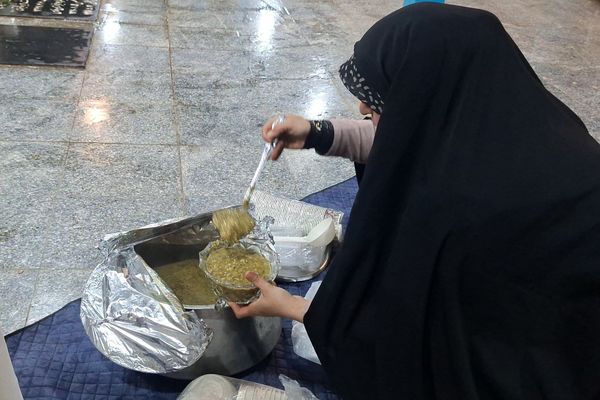 غبارروبی مزار شهدای گمنام توسط نوجوانان جهادگر شیرازی