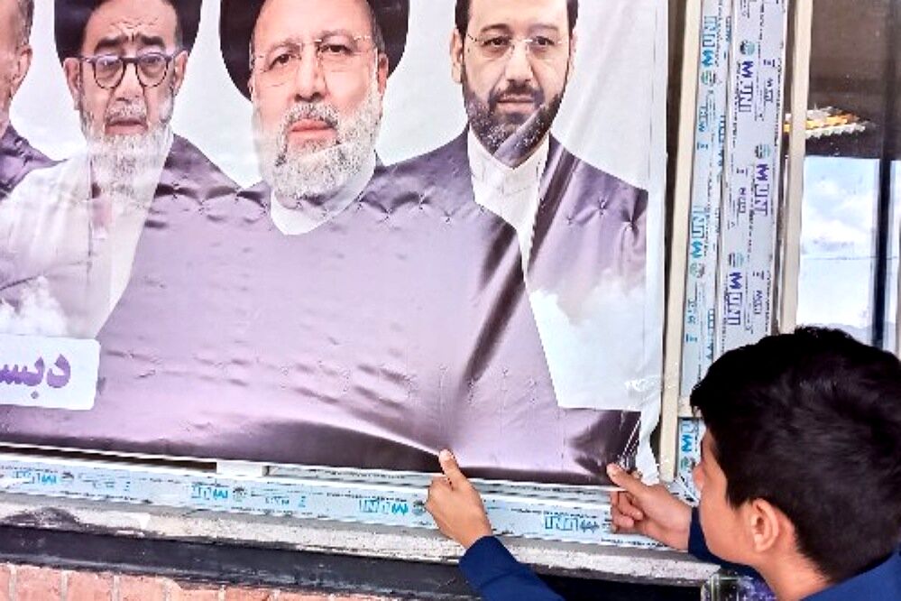 یادبود شهدای خدمت در مدارس رودهن 