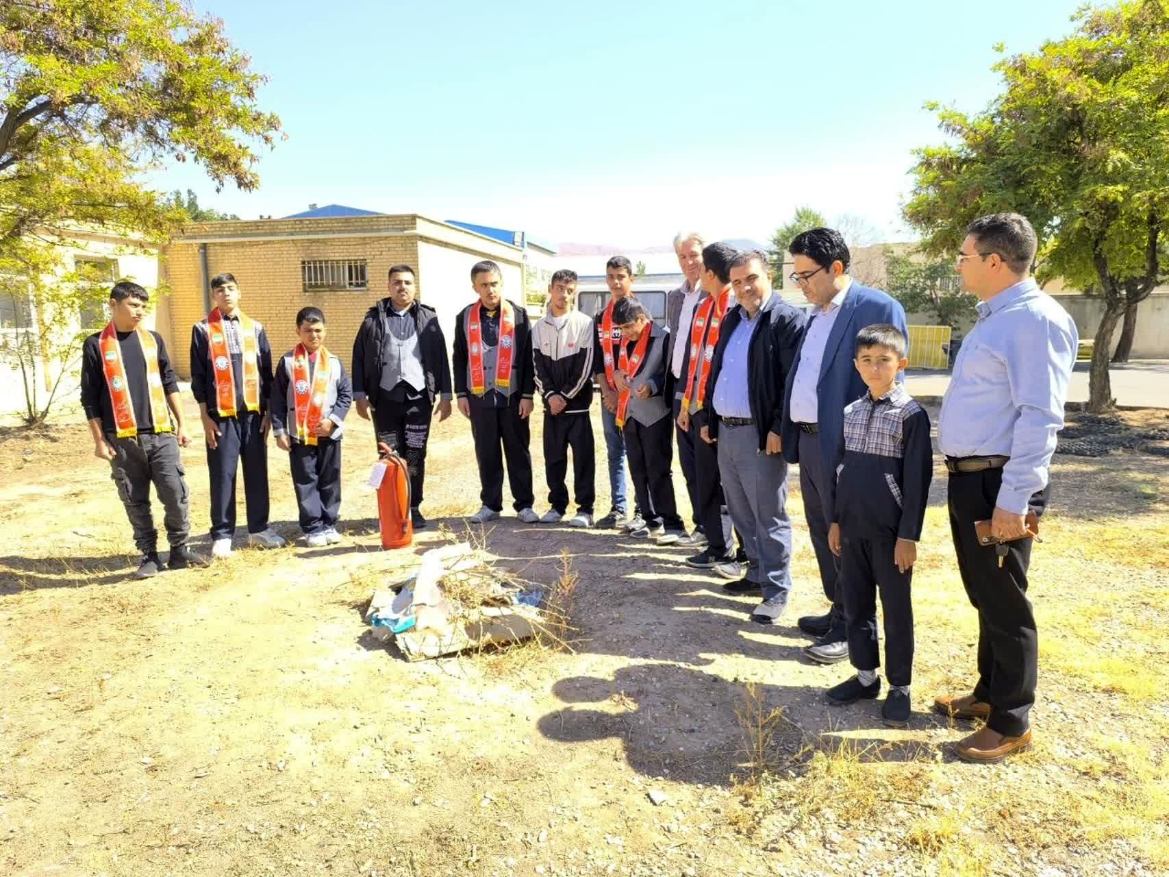 آموزش ایمنی و آتش‌نشانی به دانش‌آموزان استثنایی در مدرسه گلستان