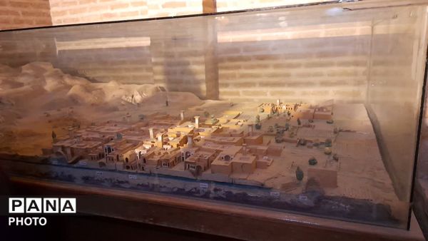 بازدید آموزشی دانش‌آموزان دبیرستان امام خمینی (ره) از موزه آب و طرح داناب