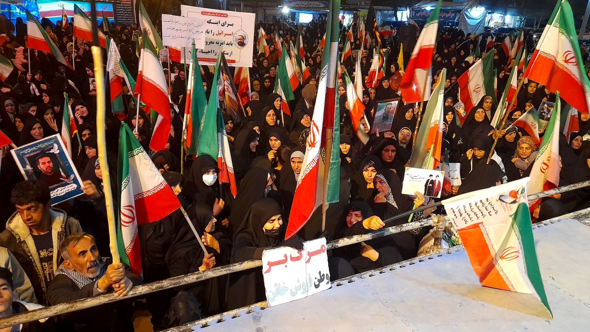 پنجاه و هشتمین شب اجتماع بیعت با رهبری در نورآباد دلفان؛ صحنه‌ای از حضور گرم مردم و بازگشته‌ی ناو دنا