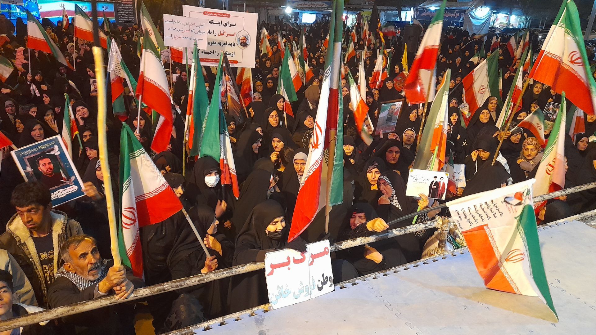 پنجاه و هشتمین شب اجتماع بیعت با رهبری در نورآباد دلفان؛ صحنه‌ای از حضور گرم مردم و بازگشته‌ی ناو دنا