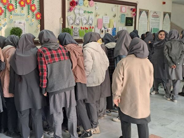 انتخابات شورای دانش آموزی در دبیرستان دخترانه ۱۳ آبان