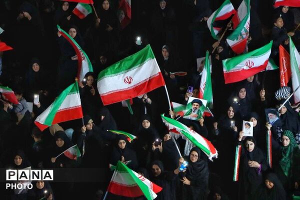 هنرمندان پای کار انقلاب