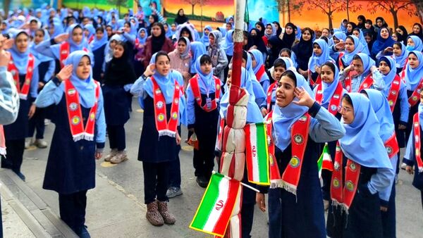 آیین نواختن زنگ چهل و هفتمین سالروز پیروزی انقلاب اسلامی در دبستان دخترانه فرهنگیان ۲