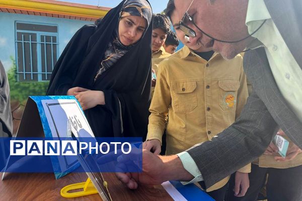 انتخابات الکترونیکی شورای دانش آموزی در دبیرستان صبح روشن شهر قدس