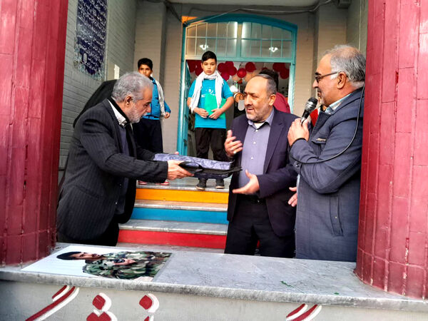 تقدیر دانش‌آموزان یک مدرسه در قم از پدر شهید کریمی