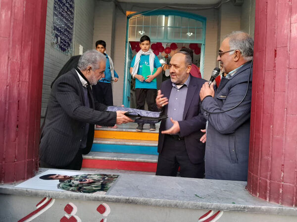 تقدیر دانش‌آموزان یک مدرسه در قم از پدر شهید کریمی