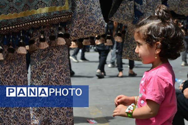 پرچم‌های عزا بر فراز حرم امام رضا(ع)